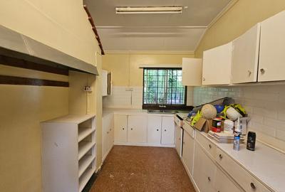 4 Bed House with En Suite in Rosslyn - 3