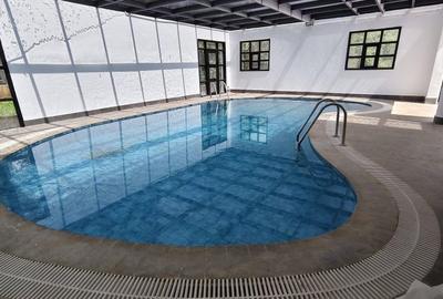 5 Bed House with En Suite in Ridgeways - 2