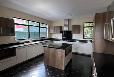 5 Bed Townhouse with En Suite at Elmolo Drive - 3