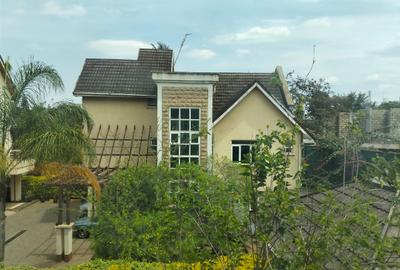 5 Bed House with En Suite in Lavington - 2