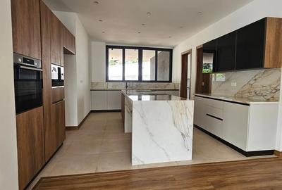 5 Bed House with En Suite in Nyari - 2