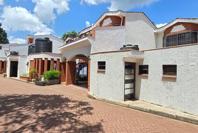 6 Bed Townhouse with En Suite at Lavington Close - 4