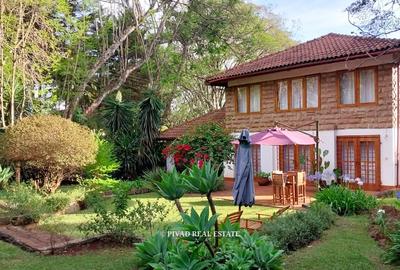 4 Bed House with En Suite in Rosslyn - 2