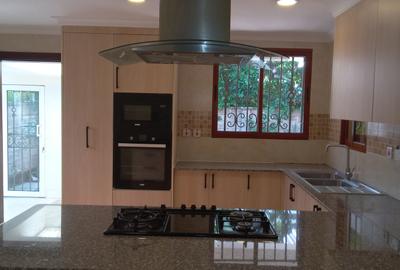 5 Bed Townhouse with En Suite at Spring Valley Area