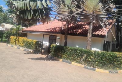 5 Bed House with En Suite in Runda - 2