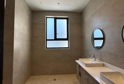 5 Bed Townhouse with En Suite in Lavington - 3