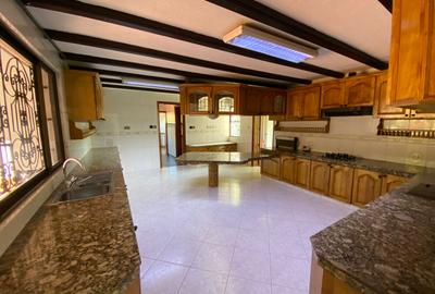 4 Bed Villa with En Suite in Gigiri - 4