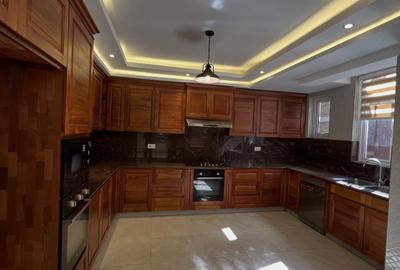 6 Bed Townhouse with En Suite in Lavington - 4