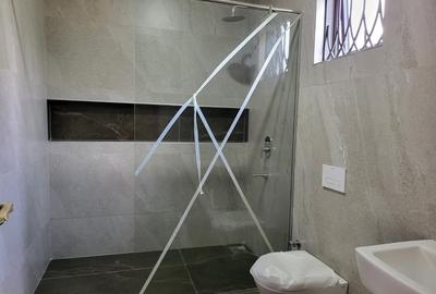 5 Bed House with En Suite at Crescent - 4