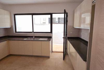 3 Bed Apartment with En Suite at 4Th Parklands