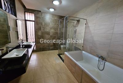 5 Bed House with En Suite in Runda