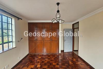 5 Bed House with En Suite in Runda - 2