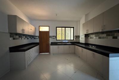 4 Bed Apartment with En Suite in Nyali Area - 4