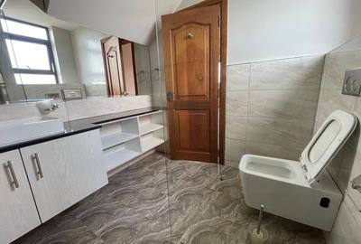 4 Bed Apartment with En Suite in Riverside - 4
