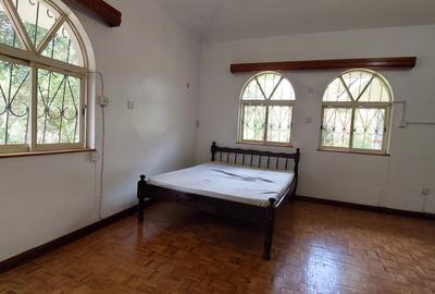 5 Bed House with En Suite at Mimosa Road - 4