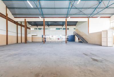 8,287 ft² Warehouse with Service Charge Included in Industrial Area