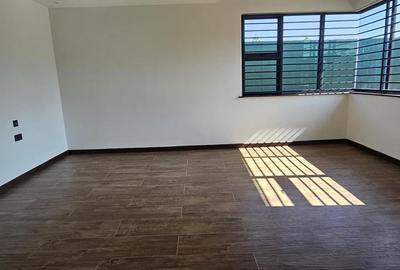 5 Bed House with En Suite in Runda