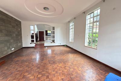 4 Bed House with En Suite in Rosslyn - 2