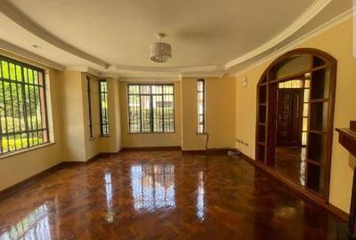 5 Bed Townhouse with En Suite in Lavington - 3