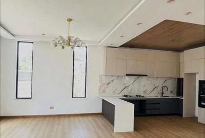 5 Bed Townhouse with En Suite in Lavington - 2