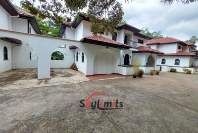 4 Bed Townhouse with En Suite in Riverside - 2