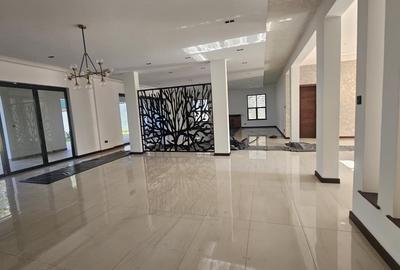 5 Bed House with En Suite in Runda