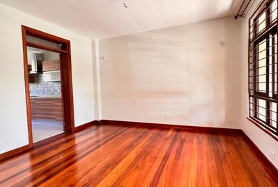 5 Bed House with En Suite in Lavington - 3