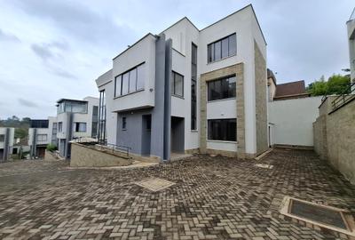 5 Bed Townhouse with En Suite in Lavington - 2