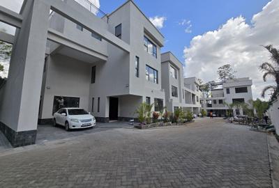 5 Bed House with En Suite in Lavington