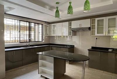 5 Bed Townhouse with En Suite in Lavington