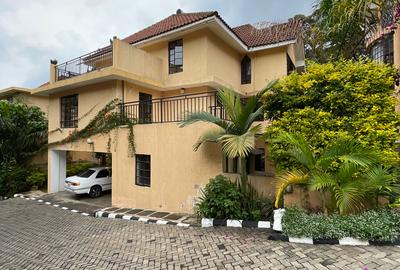 5 Bed Townhouse with En Suite in Kyuna