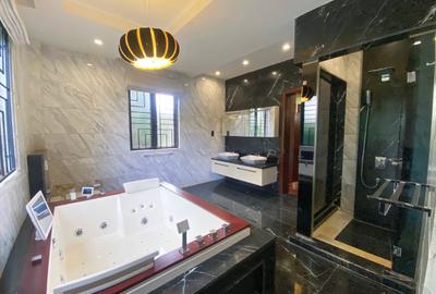 5 Bed House with En Suite in Runda