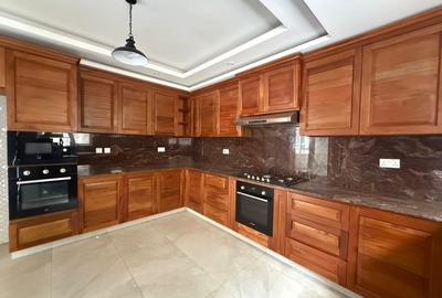 5 Bed Townhouse with En Suite in Lavington - 4
