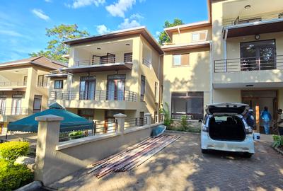 5 Bed Townhouse with En Suite at Lavington