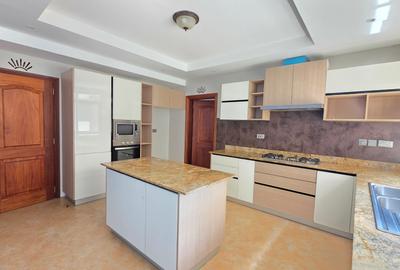 4 Bed Apartment with En Suite at Riverside Drive - 3