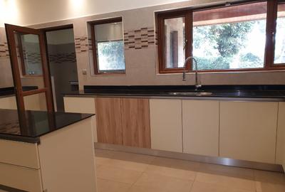 5 Bed Townhouse with En Suite in Lavington