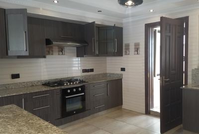 5 Bed Townhouse with En Suite in Lavington