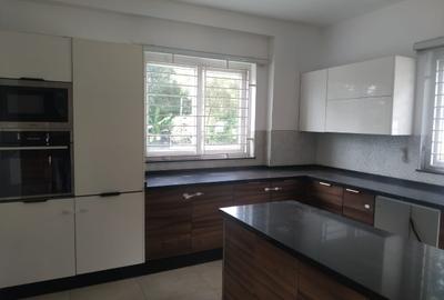 4 Bed Villa with En Suite in Lavington