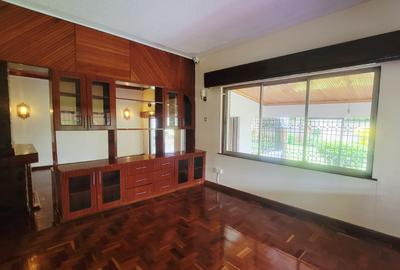 5 Bed House with En Suite in Rosslyn - 3
