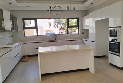 5 Bed Townhouse with En Suite in Lavington - 2