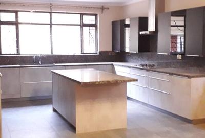 4 Bed House with En Suite in Lavington