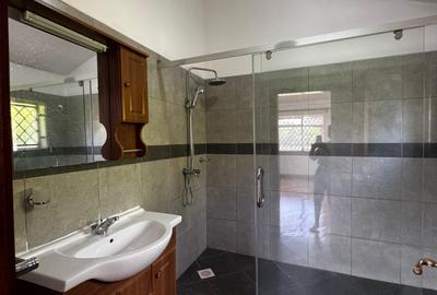 5 Bed House with En Suite in Runda