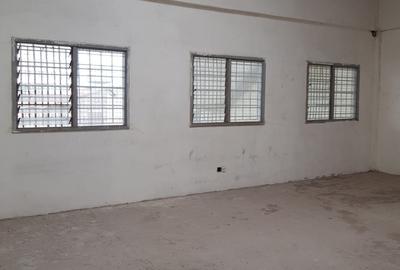 7,000 ft² Warehouse with Parking in Industrial Area