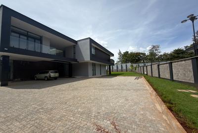 5 Bed Villa with En Suite in Nyari