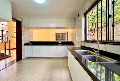 5 Bed Townhouse with En Suite in Lavington