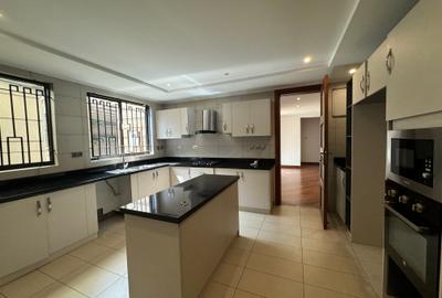 5 Bed Townhouse with En Suite in Lavington