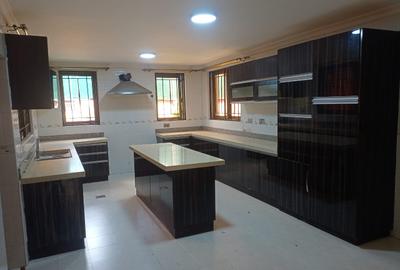 5 Bed House with En Suite in Lavington
