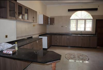 6 Bed House with En Suite in Karen