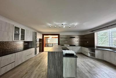 5 Bed Villa with En Suite at Lonetree - 4