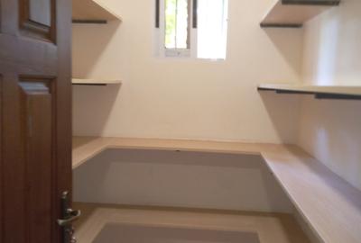 5 Bed Townhouse with En Suite at Spring Valley Area